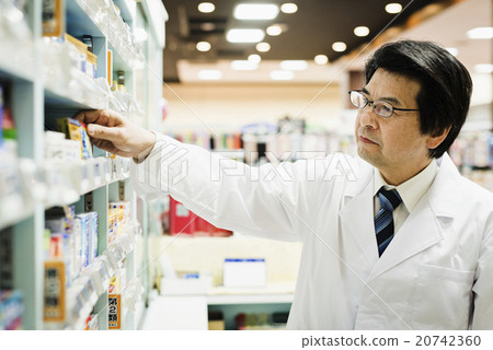 Senior supermarket 20742360