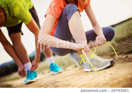 Couple running feet closeup Couple running feet closeup 20743061