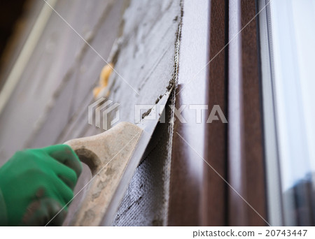 Man plastering 20743447