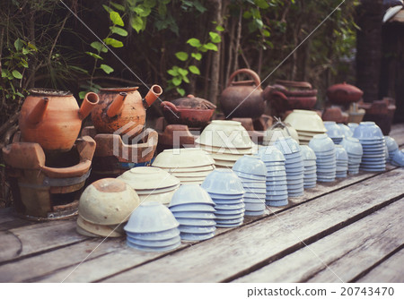 Ceramic dishes 20743470