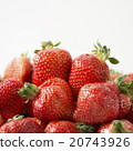 Platter of seasonal strawberries 20743926