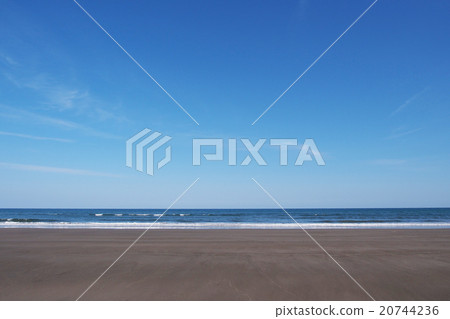 Qingdao Beach in Miyazaki Prefecture. Beautiful blue sky and sandy beach. 20744236