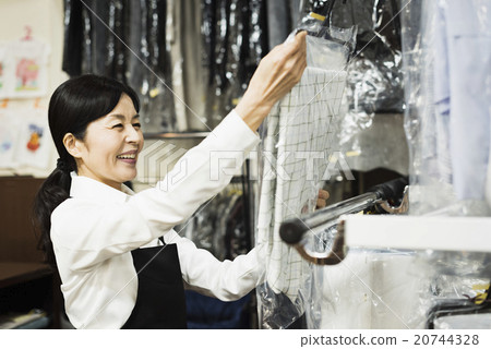 Senior supermarket 20744328