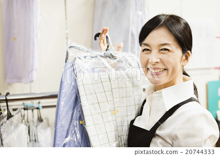 Senior supermarket 20744333