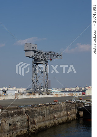Hammerhead crane built on the ship of New Port, Yokohama (vertical composition) 20745983