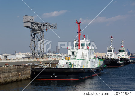 A tugboat and a hammerhead crane which is anchored to the Shinko port wharf (No. 8 Bath), Yokohama A tugboat and a hammerhead crane which is anchored to the Shinko port wharf (No. 8 Bath), Yokohama 20745984
