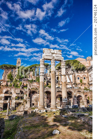 Famous Roman ruins in Rome, Italy 20746114