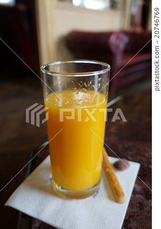 A breath with raw orange juice A breath with raw orange juice 20746769