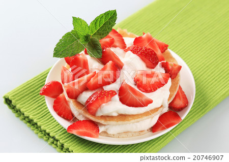 Pancakes with cream and strawberries Pancakes with cream and strawberries 20746907