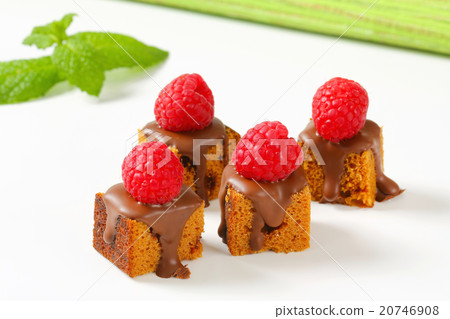 Mini gingerbread squares with melted chocolate Mini gingerbread squares with melted chocolate 20746908