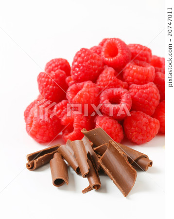 Fresh raspberries and chocolate curls 20747011