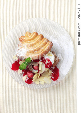 Puff pastry with mascarpone and cranberry sauce 20747124