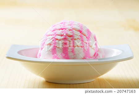 Scoop of white pink ice cream 20747163
