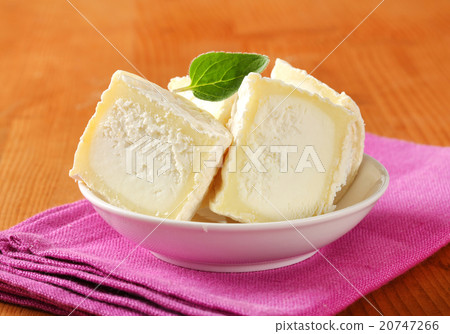 Halved Crottins de Chevre Halved Crottins de Chevre 20747266