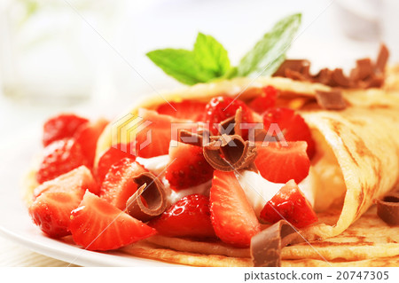 Crepes with sweet cheese and strawberries Crepes with sweet cheese and strawberries 20747305