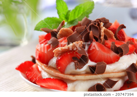 Pancakes with cream cheese and strawberries 20747394
