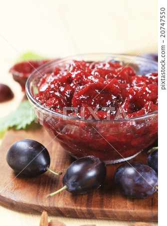 照片素材(图片): damson plum preserve