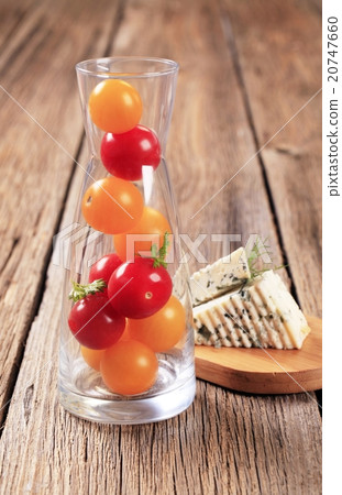 Cherry tomatoes and blue cheese 20747660