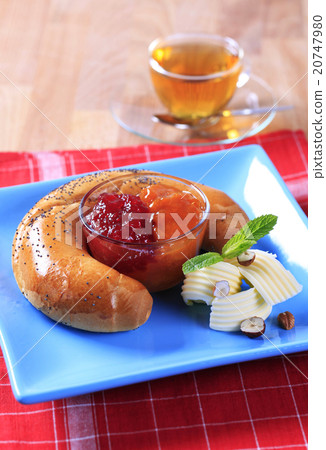 Sweet continental breakfast 20747980