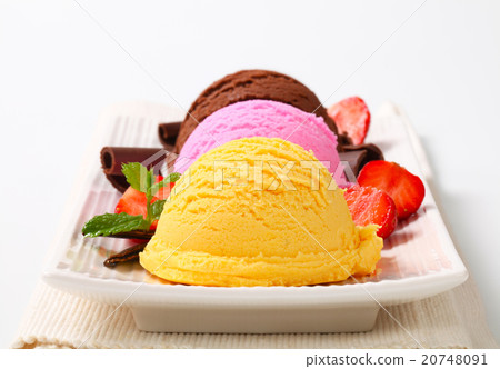 Ice cream trio 20748091