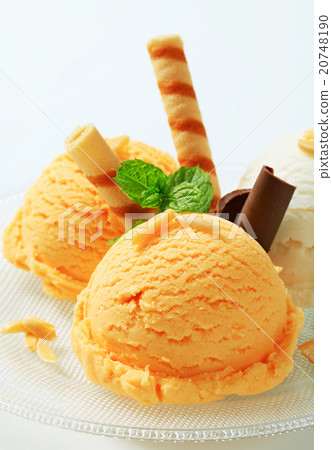 Ice cream with wafer rolls 20748190