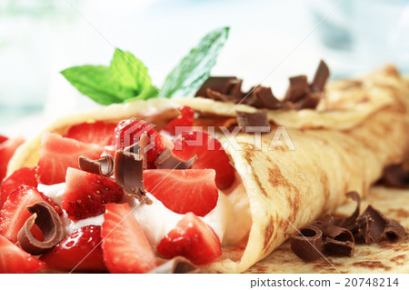 Crepes with sweet cheese and strawberries Crepes with sweet cheese and strawberries 20748214