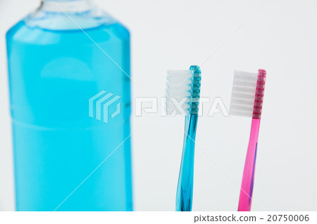 用牙刷和牙齒沖洗口腔健康 用牙刷和牙齒沖洗口腔健康 20750006