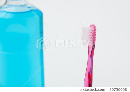 用牙刷和牙齒沖洗口腔健康 20750008