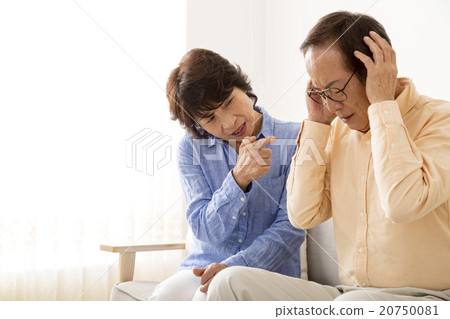 高級丈夫被指控為他的妻子 20750081