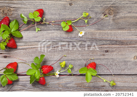 Border of fresh strawberries. 20752341