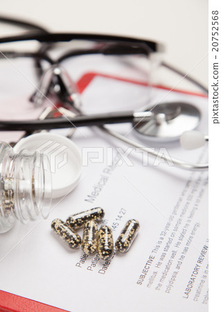 Medical report and cardiogram 20752568