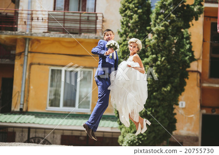 couple jumping on the street 20755730