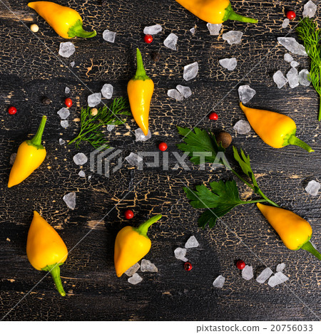 top view of yellow hot chili peppers, sea salt, top view of yellow hot chili peppers, sea salt, 20756033