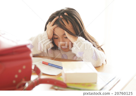 女孩感到壓力小學生五年級學習數學 女孩感到壓力小學生五年級學習數學 20760125