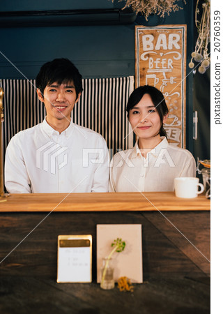 男人和女人在一家咖啡館工作 男人和女人在一家咖啡館工作 20760359