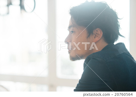 一個人在一家咖啡館 20760564
