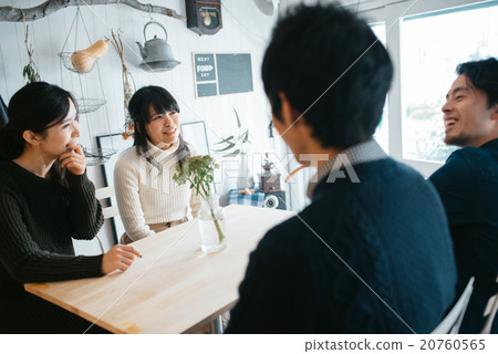 四個人和一家咖啡館聊天 20760565