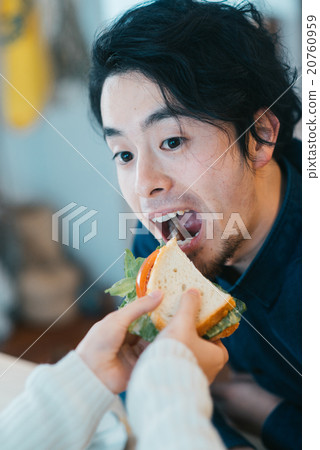 A couple doing dates at a cafe 20760959