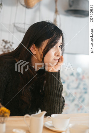 A woman getting angry while dating 20760982