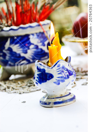 yellow candle 20764363