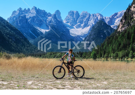 Mountain biker 20765697