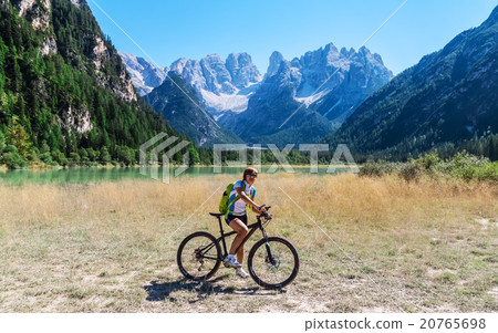 Mountain biker 20765698