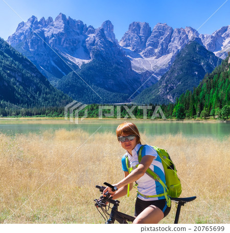 Mountain biker 20765699