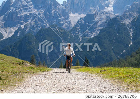 Mountain biker 20765700