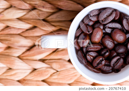cup full of coffee beans 20767410