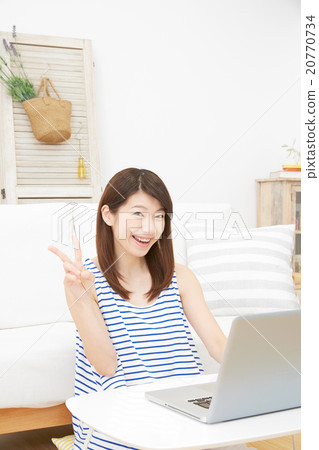 女性生活便攜式計算機和平標誌 20770734