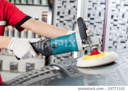 Car polishing series : Worker waxing grey car 20771102