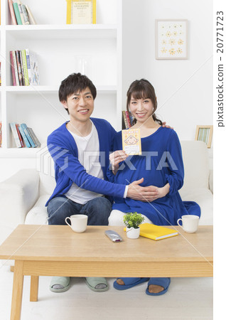 A couple with a mother and child handbook 20771723