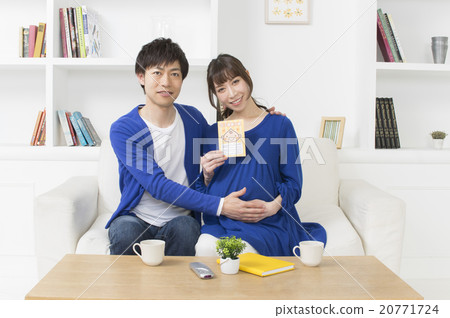 A couple with a mother and child handbook 20771724