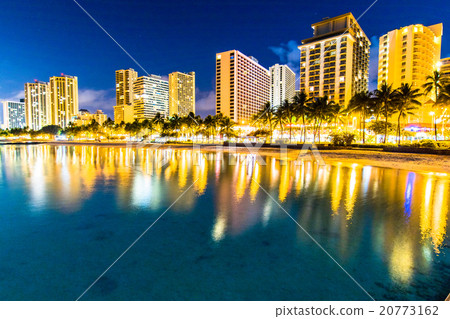 [Hawaii] Honolulu Waikiki Beach Night View 20773162